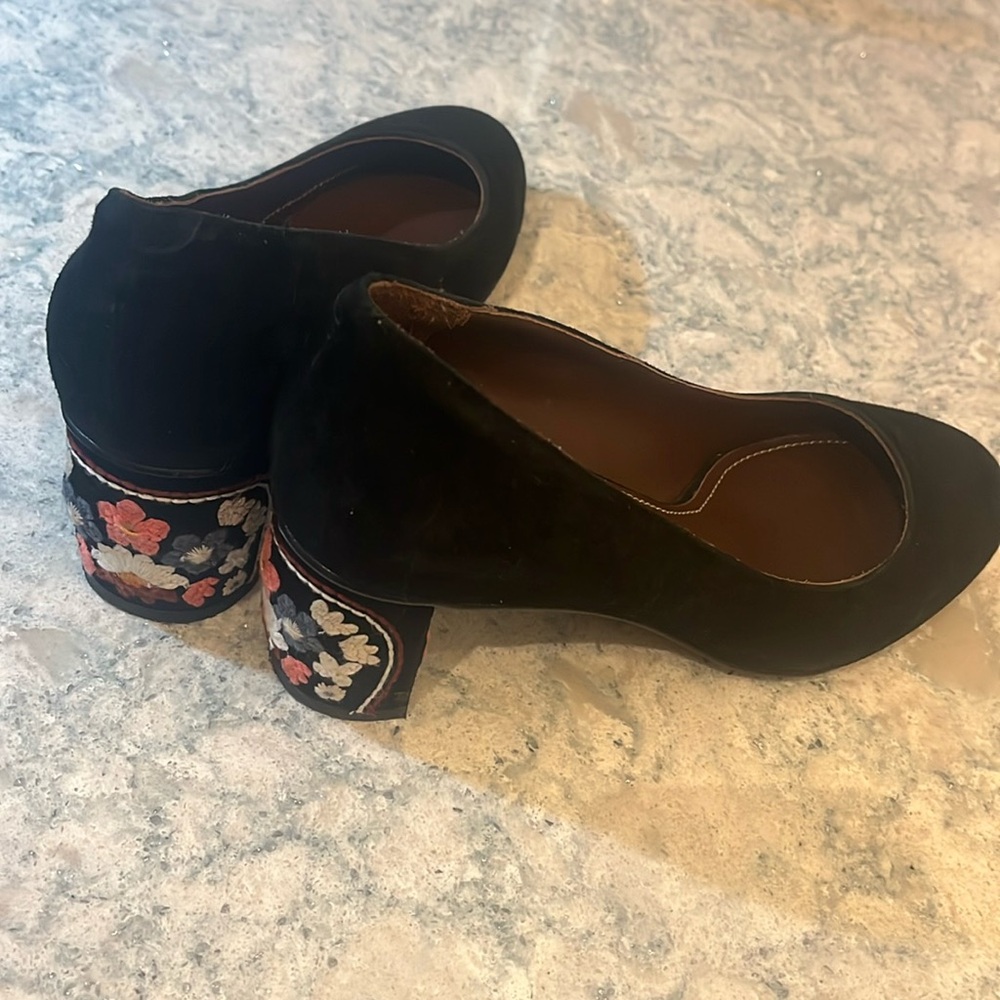 Adorable See By Chloe round toe suede pumps with floral embroidery